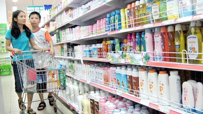 Customers are anxious following reports in the US that the news that Johnson & Johnson’s baby bath products contain cancer-causing chemicals (Photo : SGGP)
