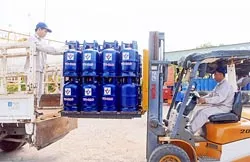 Thi nhau xây kho chứa gas