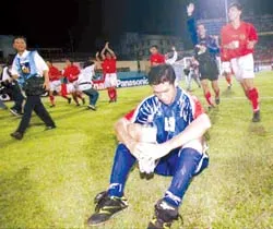 Cầu hòa... ảnh 1