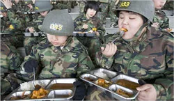 Nhí học làm lính