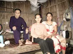 Gia đình 8 người đều bị mù