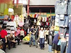 Các chợ bán lẻ của người Việt đóng cửa