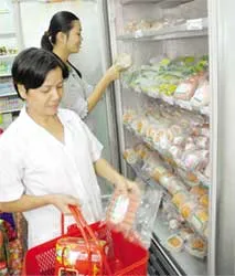 Hàng hóa tràn ngập chợ, siêu thị và khắp các cửa hàng lớn nhỏ