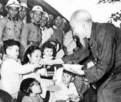 Giáo sư Trần Văn Giàu: Hai chuyện Cụ Hồ “chỉnh” tôi