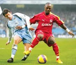 Pearce khâm phục tài săn bàn của Lita ảnh 1