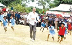 KHI ZIZOU ĐÁ BÓNG Ở QUÊ NGHÈO... ảnh 2