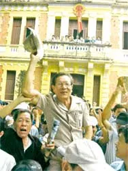 Phú “chọi” chống tham nhũng không mệt mỏi