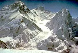 Núi Everest “soán ngôi” vua Nepal