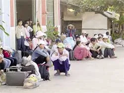 Xe bến ế khách, xe dù tấp nập