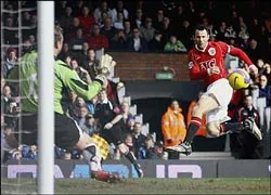 MAN.UNITED MAY MẮN MỞ RỘNG KHOẢNG CÁCH ảnh 1