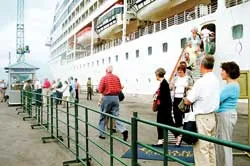 Thừa Thiên – Huế: Tàu du lịch Nautica cập cảng Chân Mây