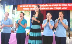 Hoa hậu Mai Phương Thúy làm từ thiện ở TPHCM ảnh 2