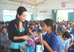 Hoa hậu Mai Phương Thúy làm từ thiện ở TPHCM ảnh 3