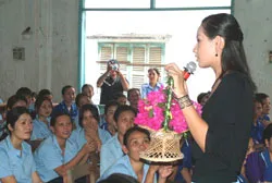 Hoa hậu Mai Phương Thúy làm từ thiện ở TPHCM ảnh 5