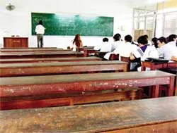 Giảng đường: lèo tèo, quán xá: chật kín