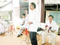 Tiếng hát bên bờ đê ảnh 2