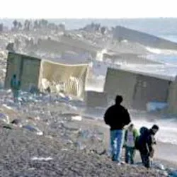 Dọn rác ở bãi biển Devon