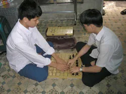 Những nước cờ trong bóng đêm ảnh 1