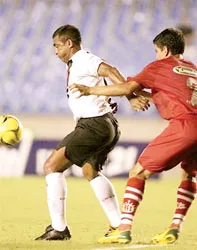 Romario chỉ cách “cột mốc 1000” 5 bàn nữa ảnh 1