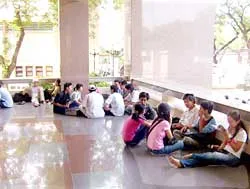 Các trường ĐH nên bố trí nhiều ghế đá cho sinh viên