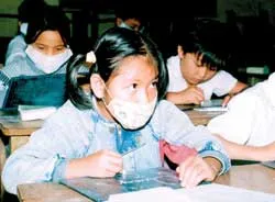 Long An: Bụi mịt mù, học sinh ngồi học phải đeo… khẩu trang