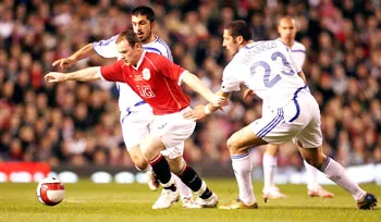 Rooney đi bóng qua các đối thủ ở đội hình ngôi sao Châu Âu.