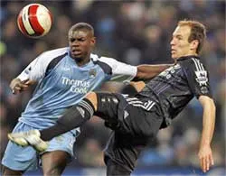 Chelsea rút ngắn cách biệt