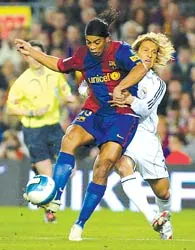 Ronaldinho đặt một chân đến Milan ảnh 1