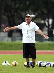 Đầu tháng 4, HLV Riedl trở lại Việt Nam ảnh 1