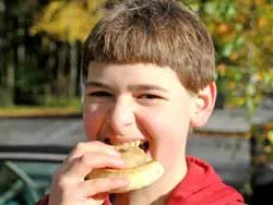 Anh: Hoảng loạn vì sandwich nhiễm độc