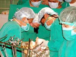 “Chiếc kéo vàng” trong phẫu thuật tim hở