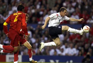 Wayne Rooney (phải, trong trận gặp Macedonia) sẽ giúp tuyển Anh xuyên thủng mành lưới Israel