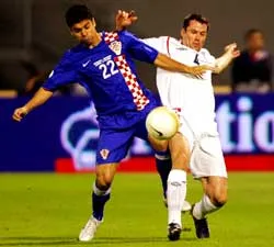 Carragher đá hậu vệ cánh trái ảnh 1