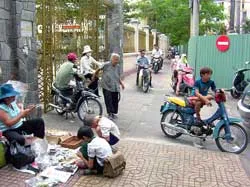 Thi công cống làm tắc nghẽn giao thông trên đường Trần Bình Trọng