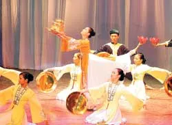 Nghệ sĩ ưu tú múa Kim Luyến và nhóm Hoa Mai