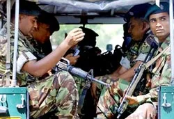 Máy bay LTTE ném bom căn cứ quân sự