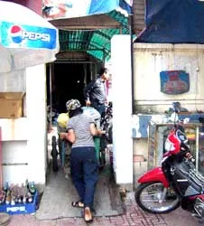 Cổng đã xây xong, sao chưa đưa vào sử dụng?