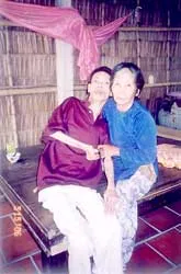 Hai mẹ con như ngọn đèn trước gió