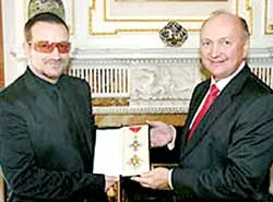 Ca sĩ Bono trở thành hiệp sĩ