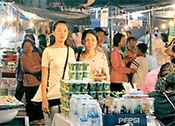 Bông sen vàng cho “Syndromes and a century”