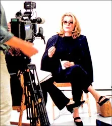 Catherine Deneuve “kẹt” tiền?