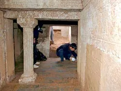 Phát hiện bất ngờ: Cột La Mã trong lăng mộ đời Hán