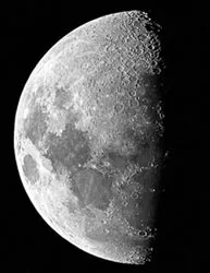 Mặt Trăng thuộc về ai?