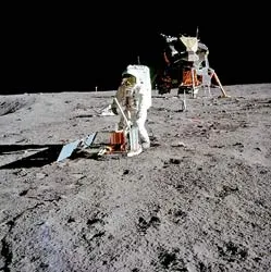 Mặt Trăng thuộc về ai? ảnh 2