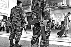 Sáng nay, Bangkok: Bom nổ cạnh một trung tâm thương mại