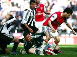 Giữa đôi bờ sáng tối ảnh 1