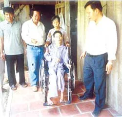 Bạn đọc tặng xe lăn và 13,3 triệu đồng cho anh Thạch Đẹt