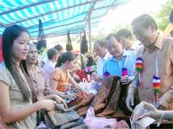 Vận động 100.000 USD trang bị phòng học cho con em Việt kiều