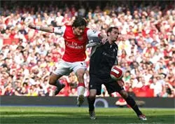 Nhìn lại trận Arsenal - Bolton  2-1: Sức manh tinh thần pháo thủ Luân Đôn ảnh 1