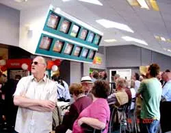 Xem đua ngựa ở London: Lấy tiền từ những nụ cười ảnh 2